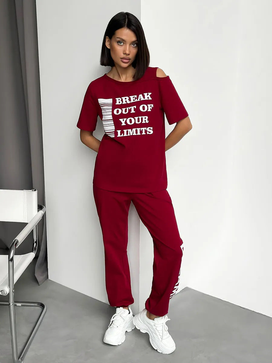 Damen lässiges Lounge-Set mit Cut-Out Schulter und Statement-Print Drune