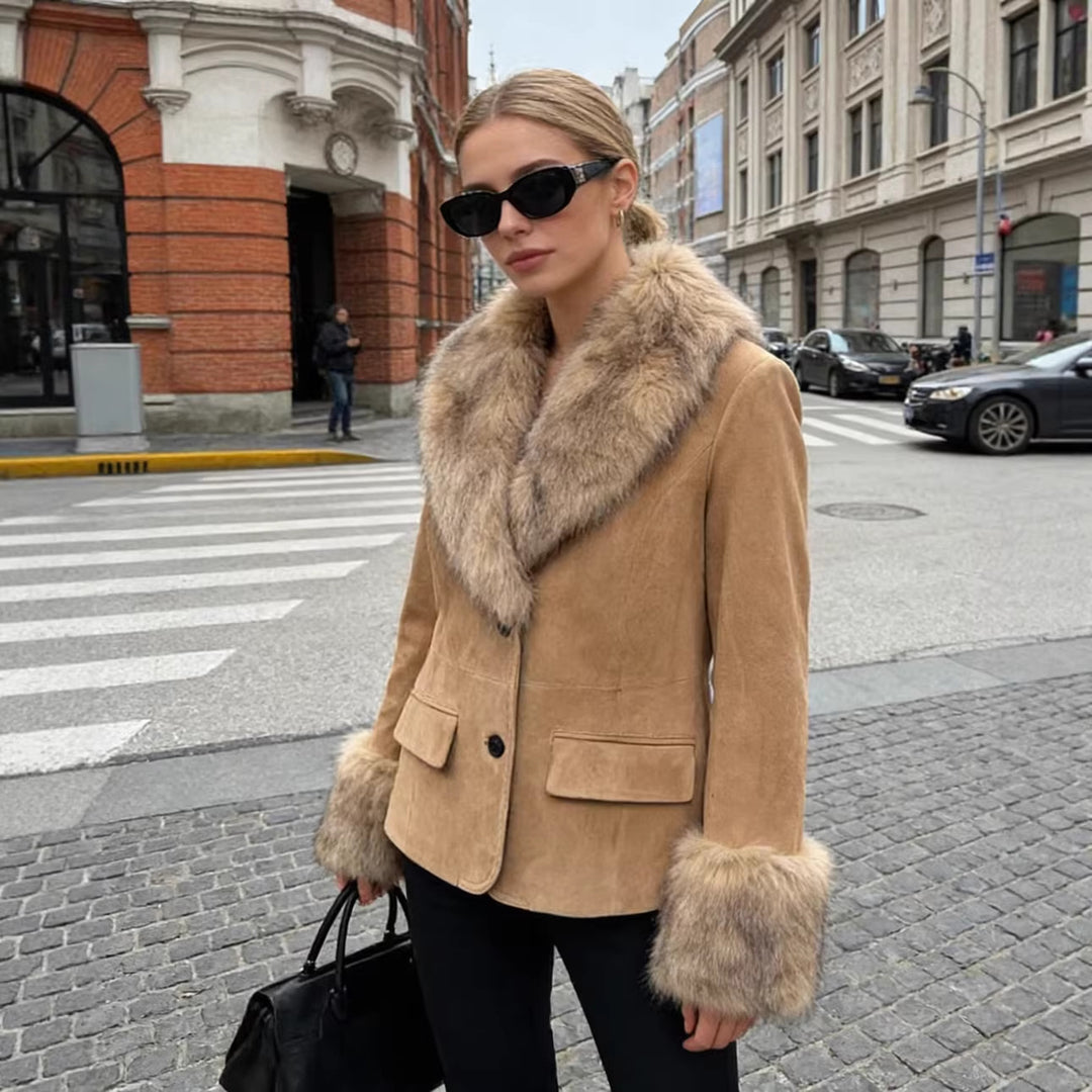 Damen kurze Wildlederjacke mit voluminärem Fellkragen und breiten Fellmanschetten Drune