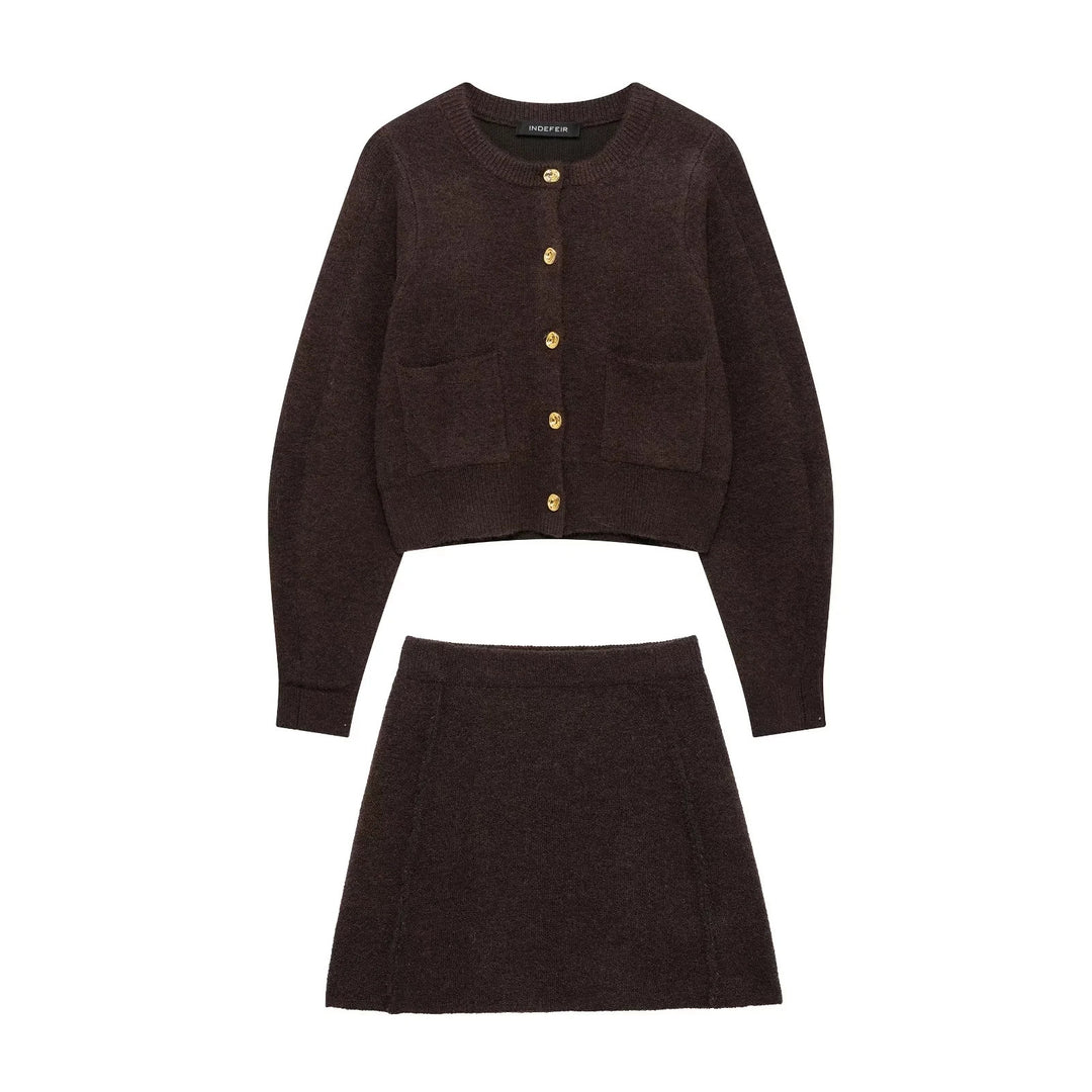 Damen 60+ Cropped Strickcardigan mit Rundhals, aufgesetzten Taschen und Zierknöpfen Drune