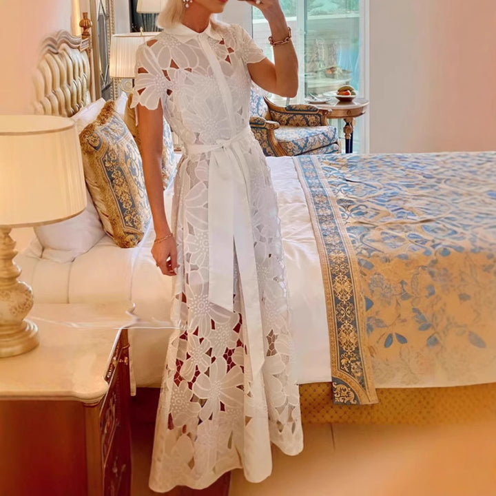 Damen nan ausgestelltes Maxikleid aus floraler Broderie mit Hemdblusenkragen, Knopfleiste und Bindegürtel Drune
