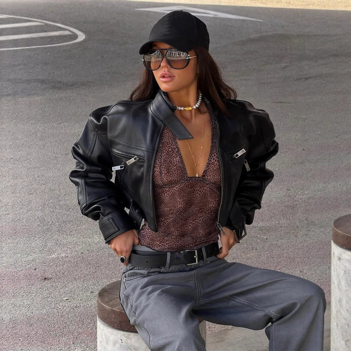 Damen Cropped Boxy-Bikerjacke aus veganem Leder mit hohem Stehkragen, Reißverschlusstaschen & Schnallen-Detail Drune