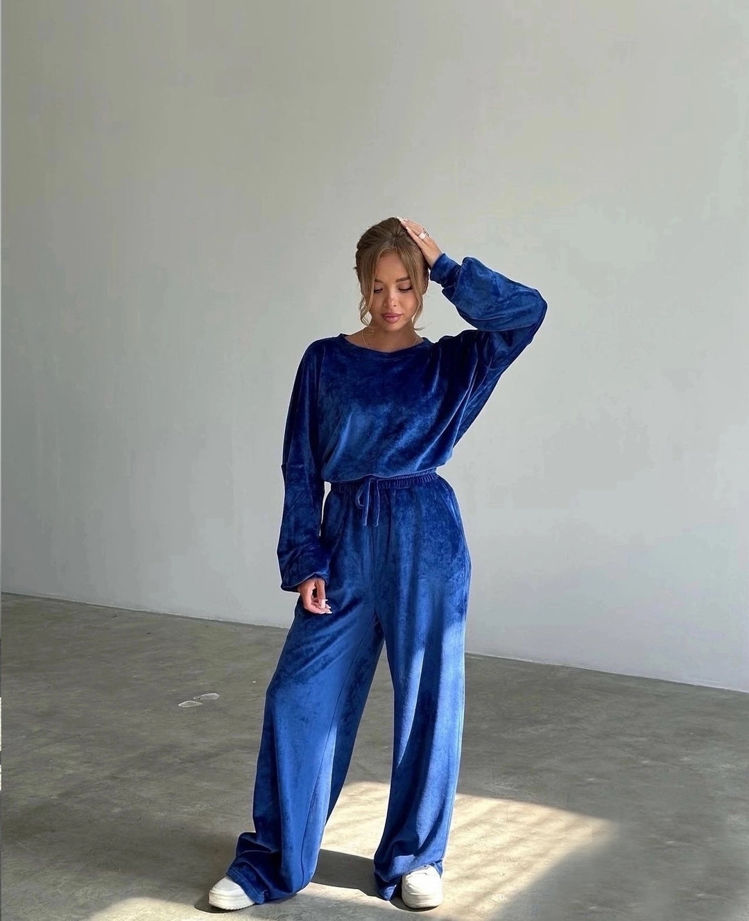 Damen luxuriöses Samt-Relax-Set mit Oversize-Crewneck und hochgeschnittener Gummibund-Jogger Drune