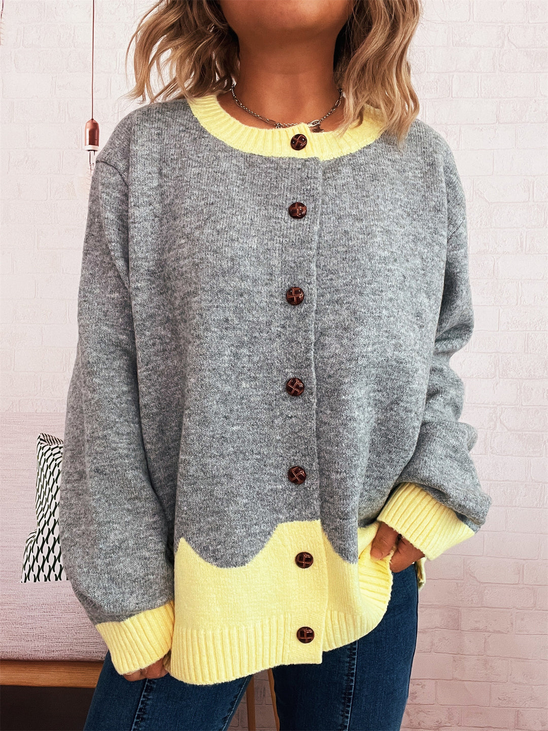 Damen lässige Strickjacke mit buntem Kontrast und eleganten Knopfdetails Drune