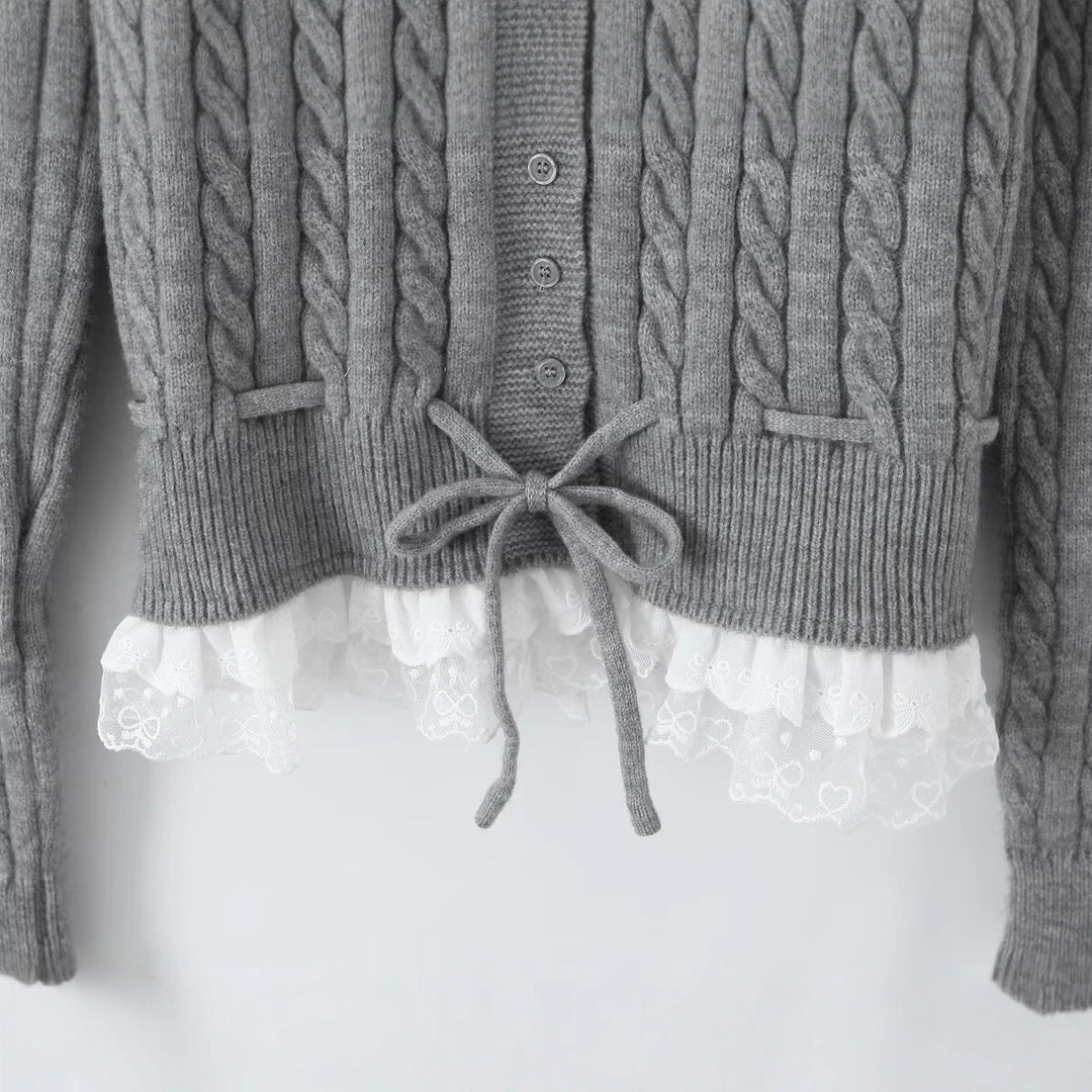 Damen Strickjacke mit Zopfmuster, Knopfleiste und Spitzenvolant Drune