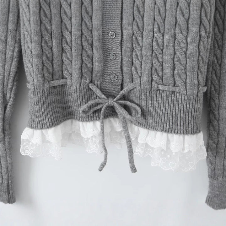Damen Strickjacke mit Zopfmuster, Knopfleiste und Spitzenvolant Drune
