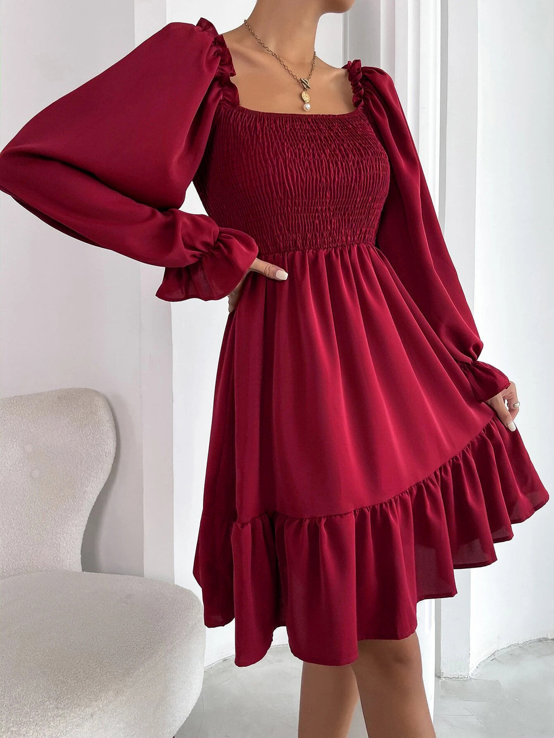 Damen eingearbeitetes Minikleid mit voluminösen Rüschenärmeln und Square-Neck Drune