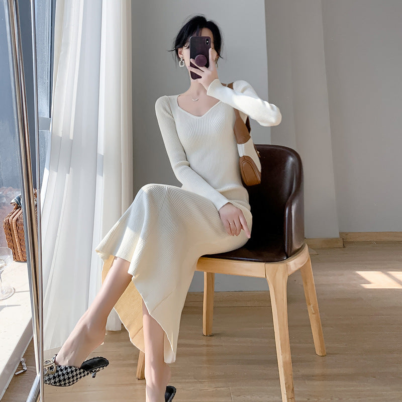 Damen Strickkleid mit schmeichelndem V-Ausschnitt und eleganter Schwinge Drune