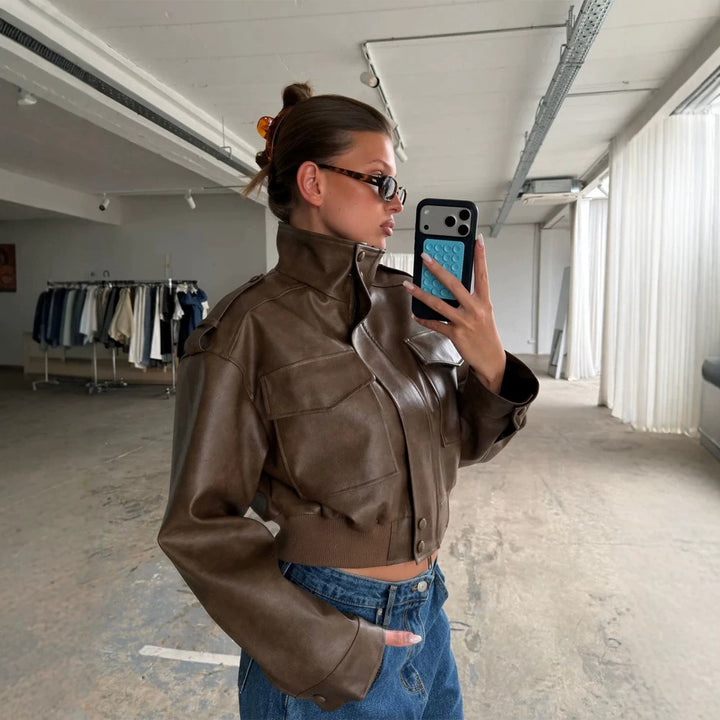 Damen Kurze Utility-Bomberjacke aus veganem Lederimitat mit hohem Stehkragen Drune