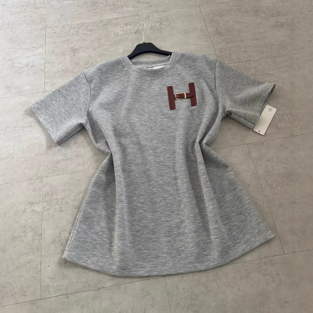 Damen modisches T-Shirt mit einzigartigem Logodetail und lässigem Schnitt