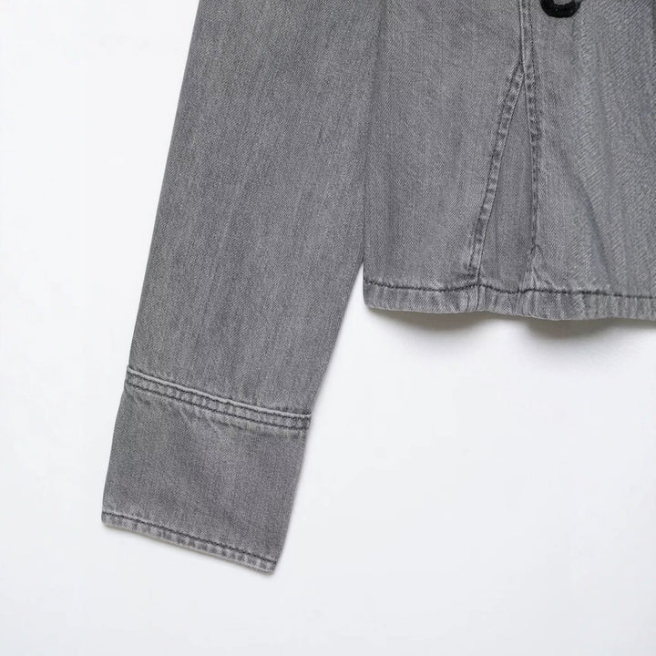 Damen Cropped Jeansjacke mit Mandarin‑Kragen und dekorativen Zierknoten Drune