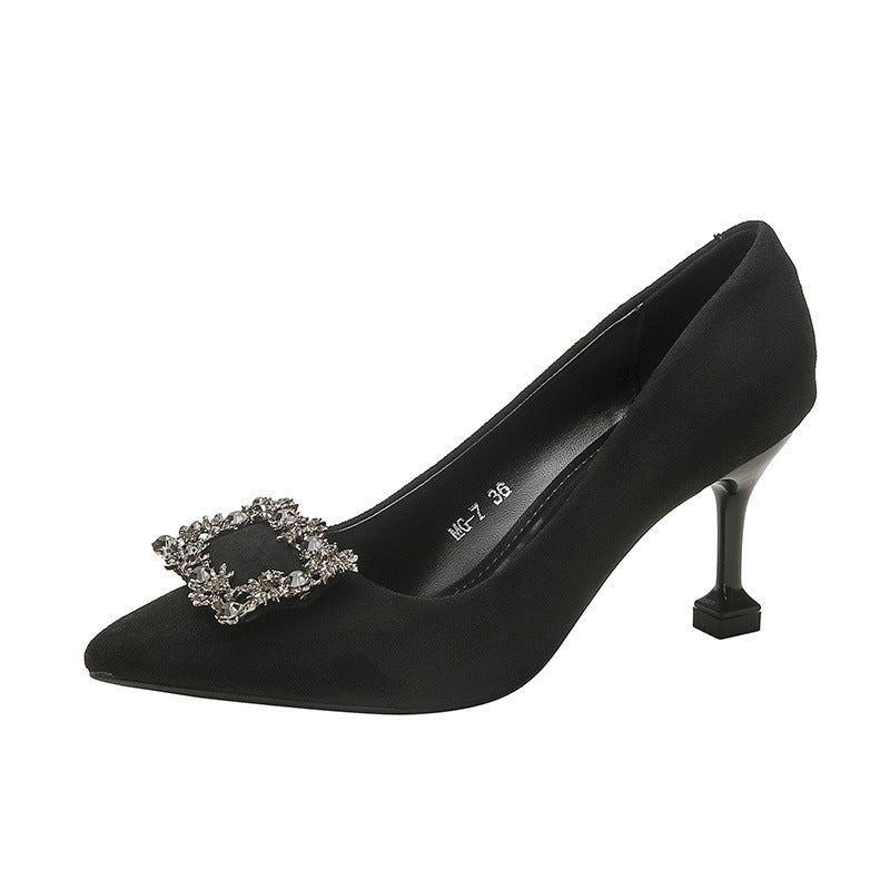 Damen Spitz zulaufende Satin-Pumps mit quadratischem Strassornament und skulpturellem Kittenabsatz Drune