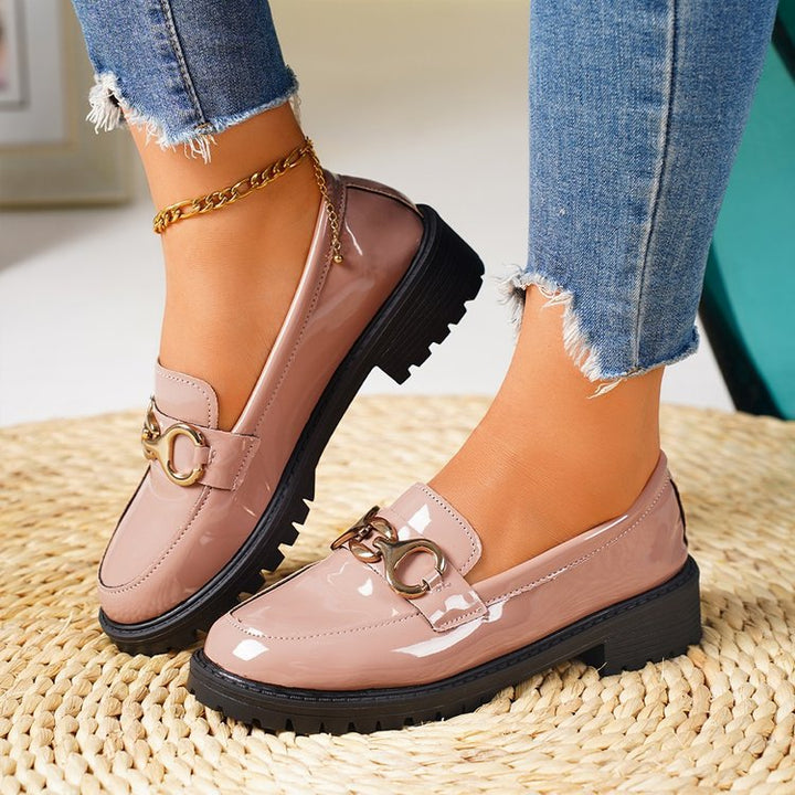 Damen nan lackierte Loafer mit profilierter Traktorsohle und goldener Zierkette Drune