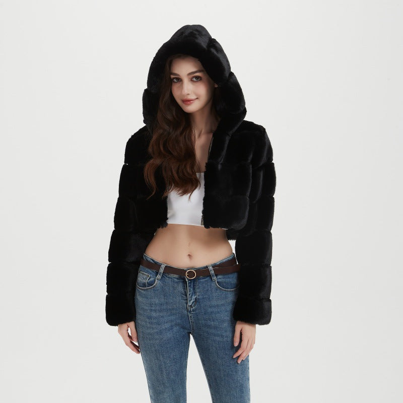Damen Cropped Kunstpelzjacke mit gestepptem Panel‑Design und Kapuze Drune