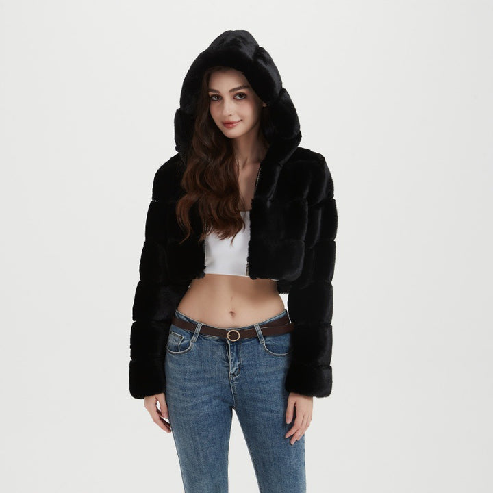 Damen Cropped Kunstpelzjacke mit gestepptem Panel‑Design und Kapuze Drune