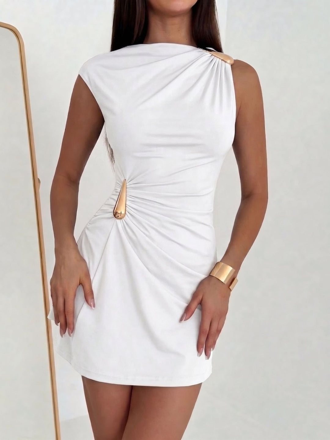 Damen nan asymmetrisches tailliertes Minikleid mit einseitigem Schulterdetail und metallischen Zierbeschlägen Drune