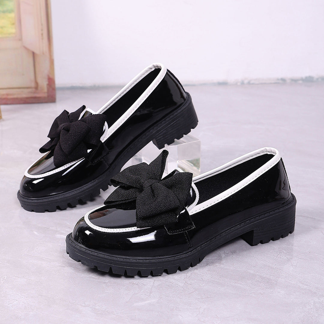 Damen Plateau-Loafer aus Lackimitat mit profilierter Gummisohle und Zierschleife Drune