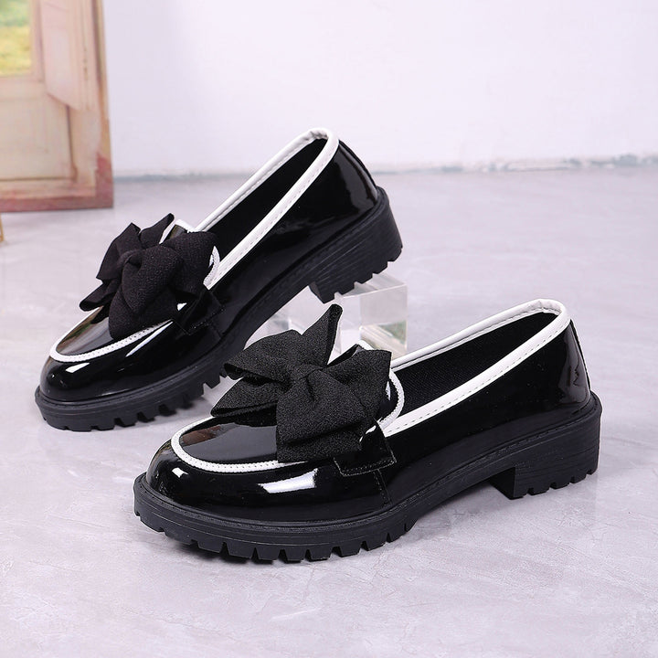 Damen Plateau-Loafer aus Lackimitat mit profilierter Gummisohle und Zierschleife Drune