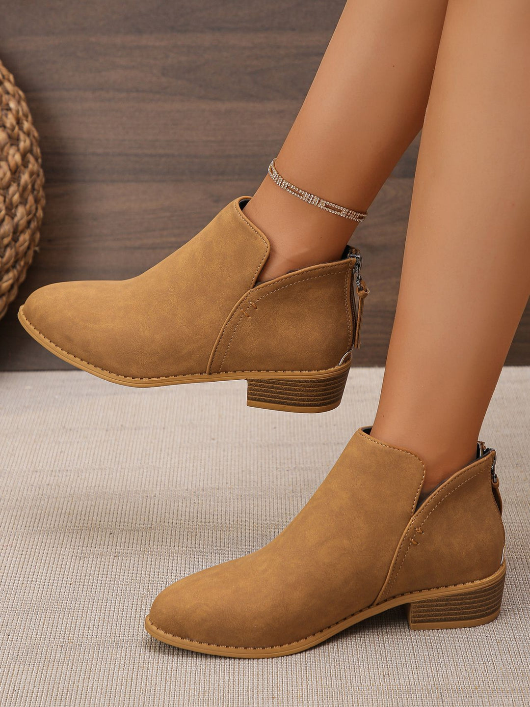 Damen Kurzstiefel mit Fersenreißverschluss, seitlichem Cut-Out und niedrigem Blockabsatz Drune