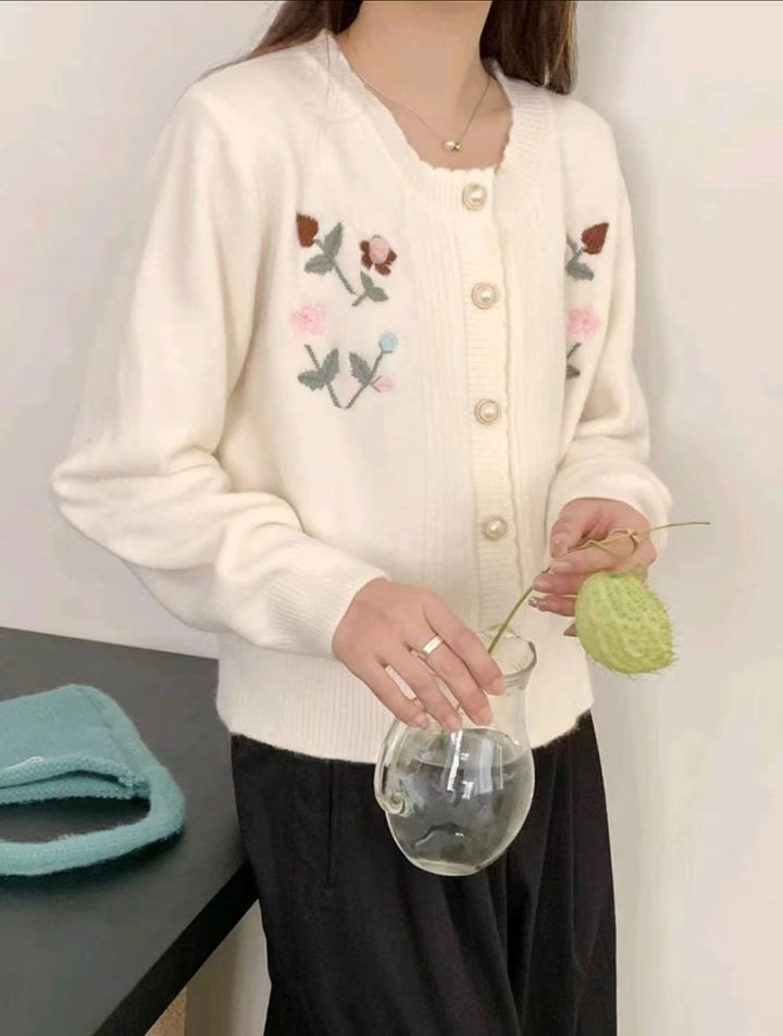 Damen verspielte Strickjacke mit floralem Relieflmuster und eleganten Perlenknöpfen Drune