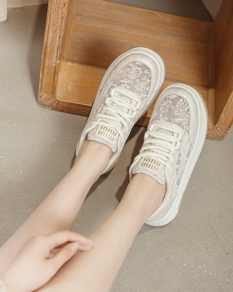Damen Sneakers mit filigranem Blumenmotiv und gepolsterter Sohle Drune