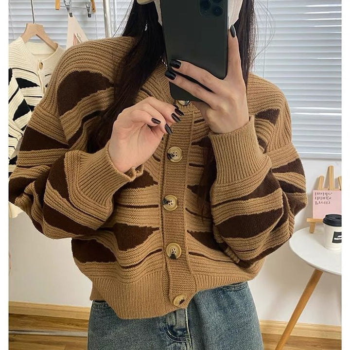 Damen Strickjacke mit kunstvollem Wellenmuster und großen Holzknöpfen Drune
