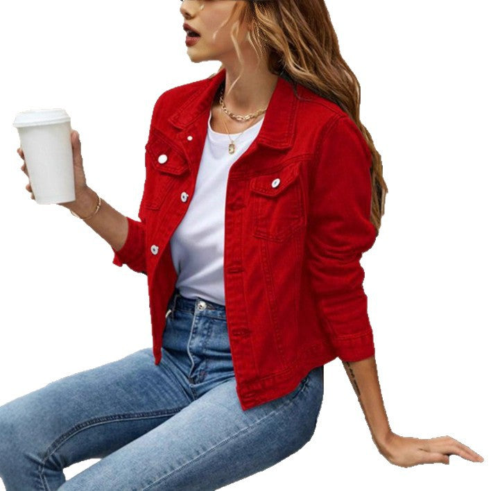 Damen taillierte kurze Jeansjacke im Trucker‑Stil mit Pattentaschen Drune
