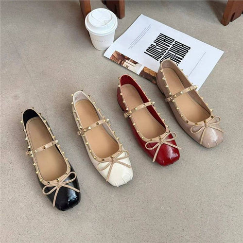 Damen Ballerina mit quadratischer Zehenbox, Nietenbesetztem Rand und verstellbarem Mary‑Jane Riemchen Drune