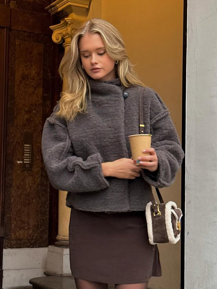 Damen Kurz geschnittener Teddy‑Fauxfur‑Blouson mit hohem Stehkragen und kastiger Silhouette Drune