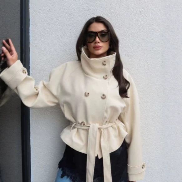 Damen Kurzer Wollcape-Mantel mit doppelreihiger Knopfleiste, hohem Stehkragen und Taillengürtel Drune