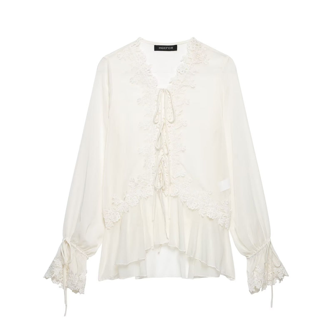 Damen Romantische Chiffonbluse mit Spitzenbesatz, V‑Ausschnitt und Volantstufen Drune