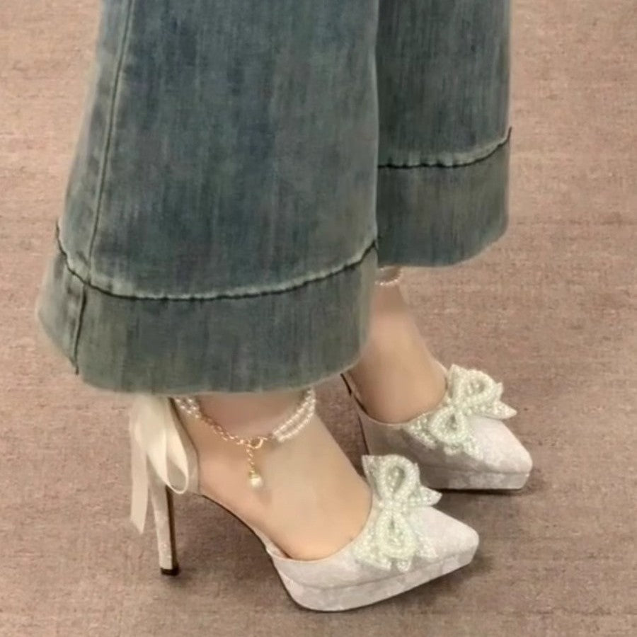 Damen Satin‑Pumps mit Spitzenüberzug, Perlen‑Schleifenapplikation und Perlenschnürchen Drune