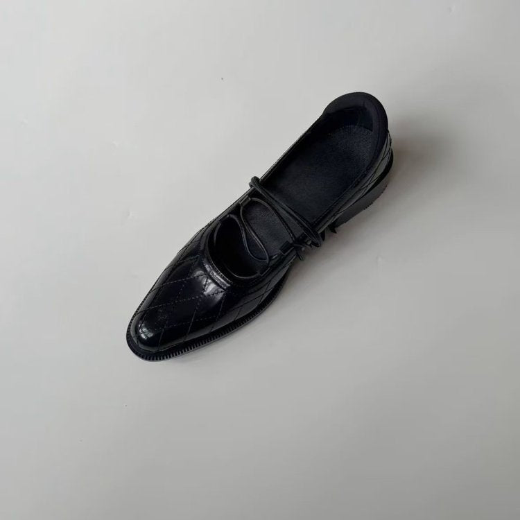 Damen Gepolsterte Mary-Jane Ballerina in Steppoptik mit Lackfinish und zarten Schnürriemen Drune
