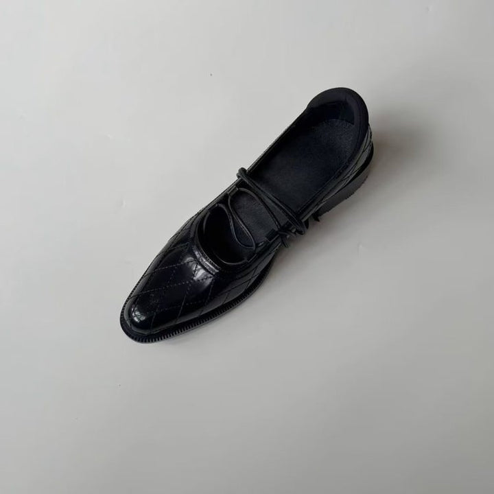 Damen Gepolsterte Mary-Jane Ballerina in Steppoptik mit Lackfinish und zarten Schnürriemen Drune