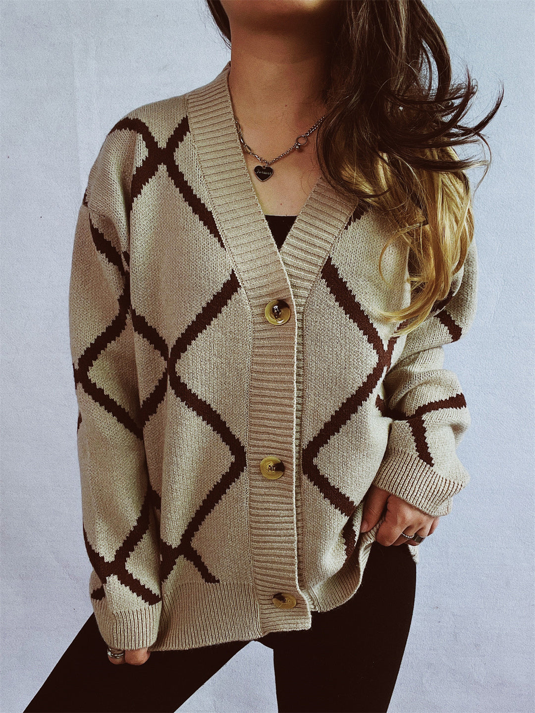 Damen Strickjacke mit modernem geometrischem Muster und hochwertigen Knopfdetails Drune