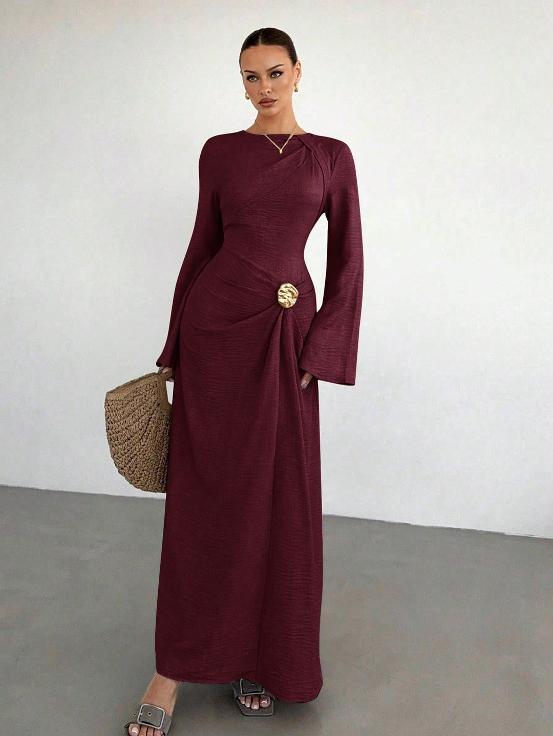Damen Maxikleid mit Drapierter Taille, langen Glockenärmeln und Zierbrosche Drune