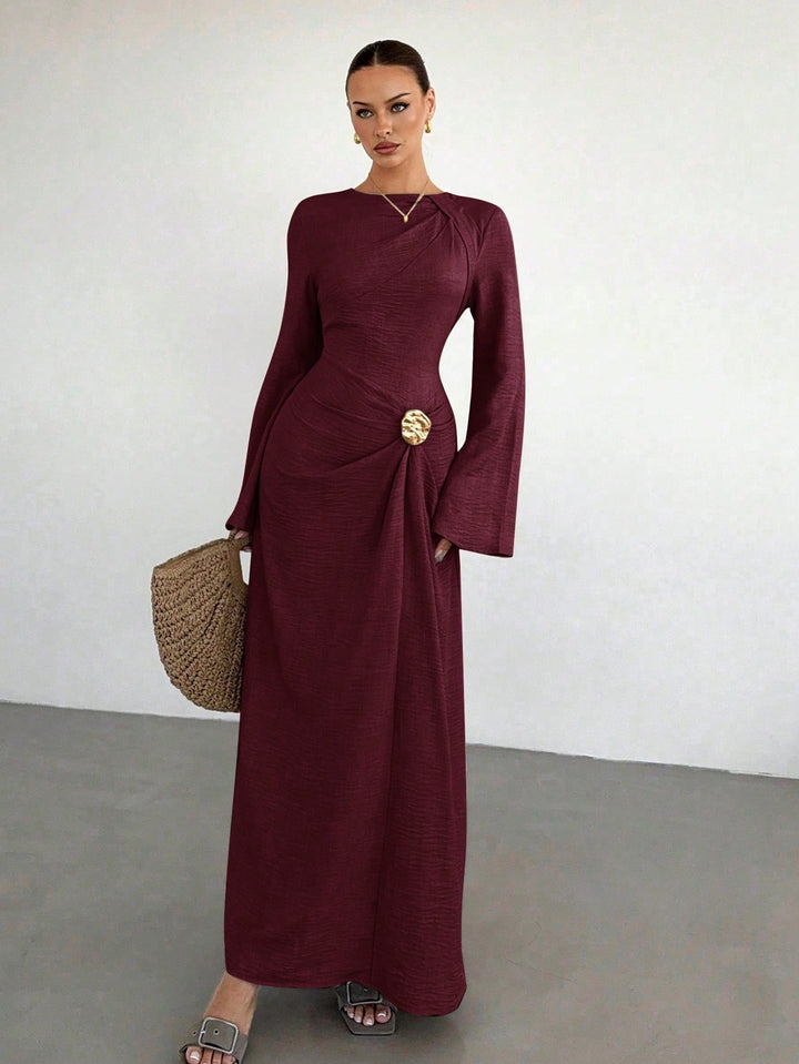 Damen Maxikleid mit Drapierter Taille, langen Glockenärmeln und Zierbrosche Drune