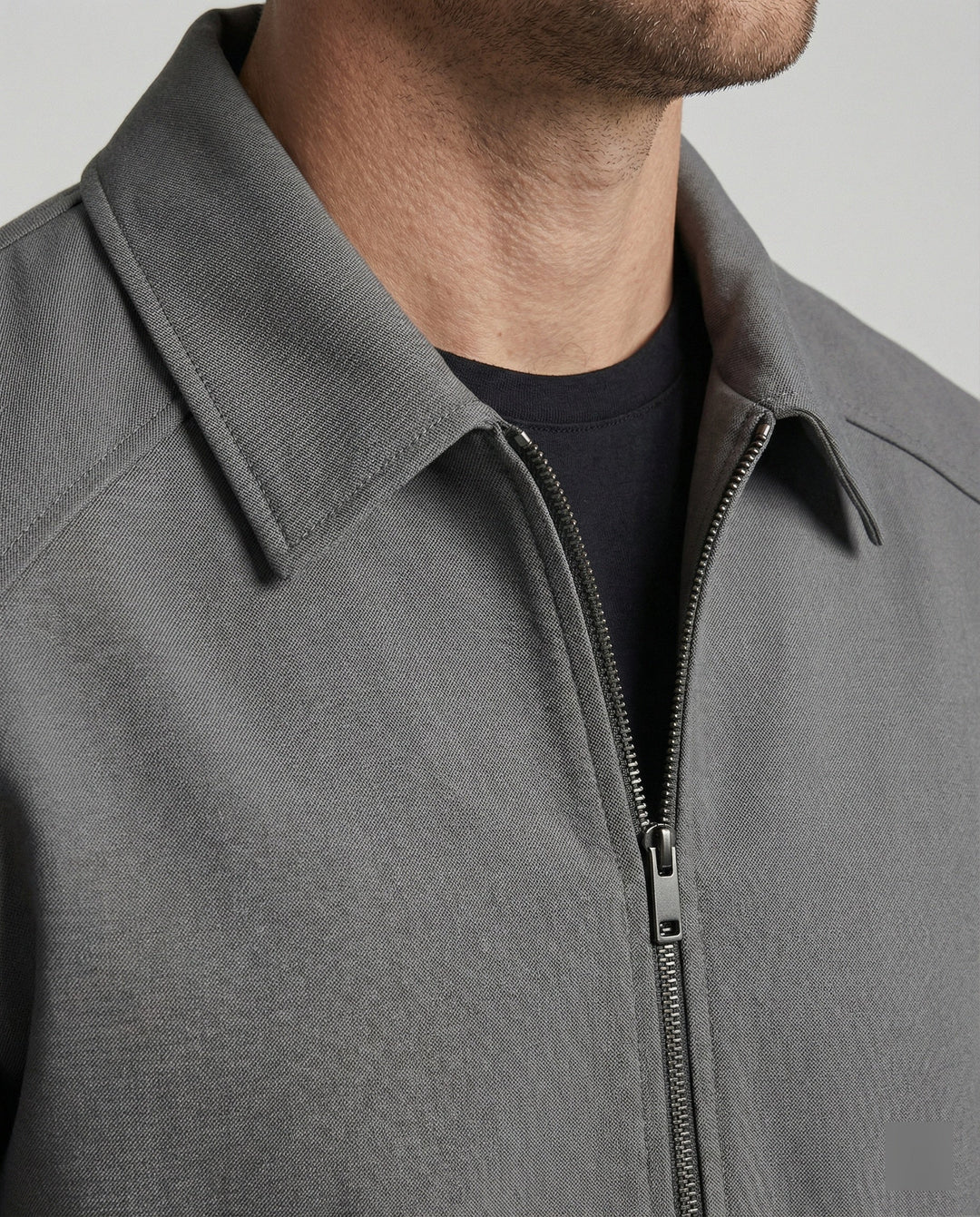 Herren kurze minimalistische Reißverschlussjacke mit Hemdkragen und kastiger Silhouette Drune
