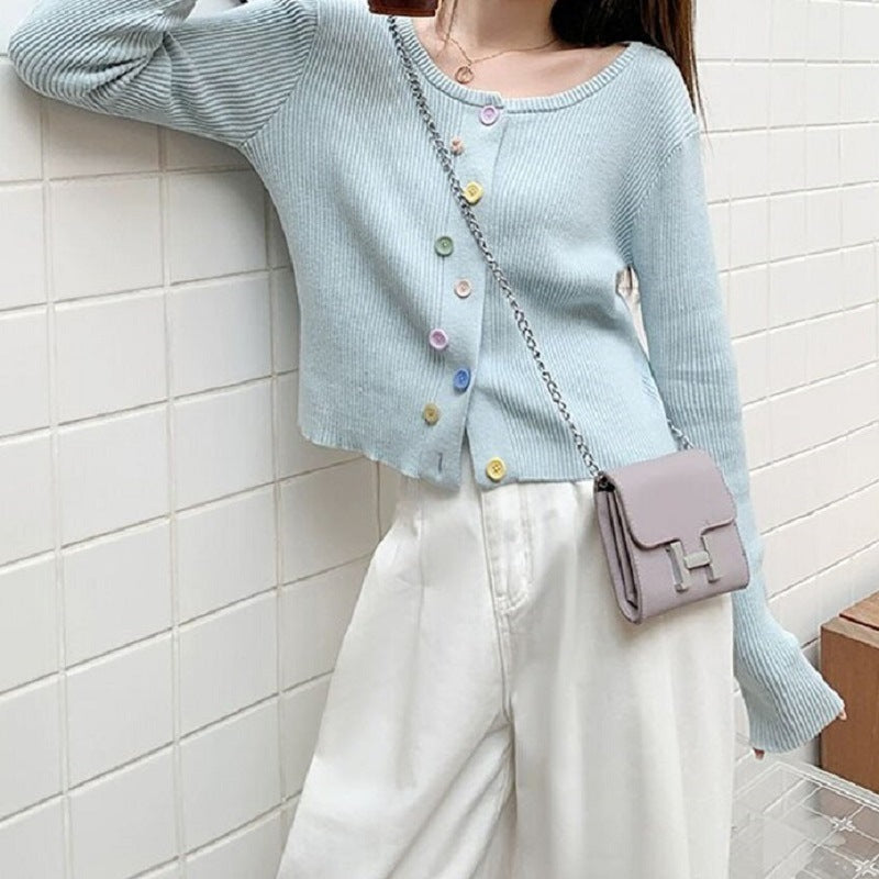 Damen Feinstrickjacke mit bunten Knöpfen und Rundhalsausschnitt Drune
