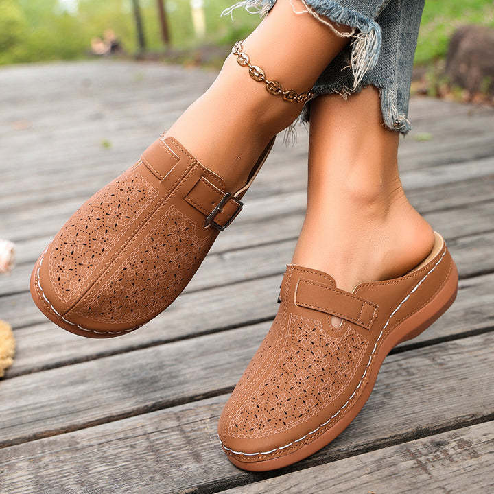 Damen Komfort-Mule mit verstellbarem Schnallenriemen und ornamentaler Lochprägung Drune