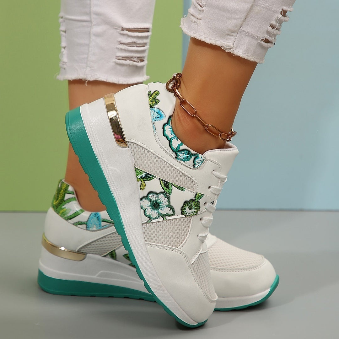 Damen Keil-Sneaker mit floraler Stickerei, Mesh-Einsätzen und Metallapplikation Drune