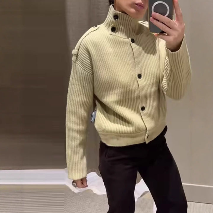 Damen 80+ kurzer Rippstrick‑Cardigan mit hohem Stehkragen und Knopfleiste Drune