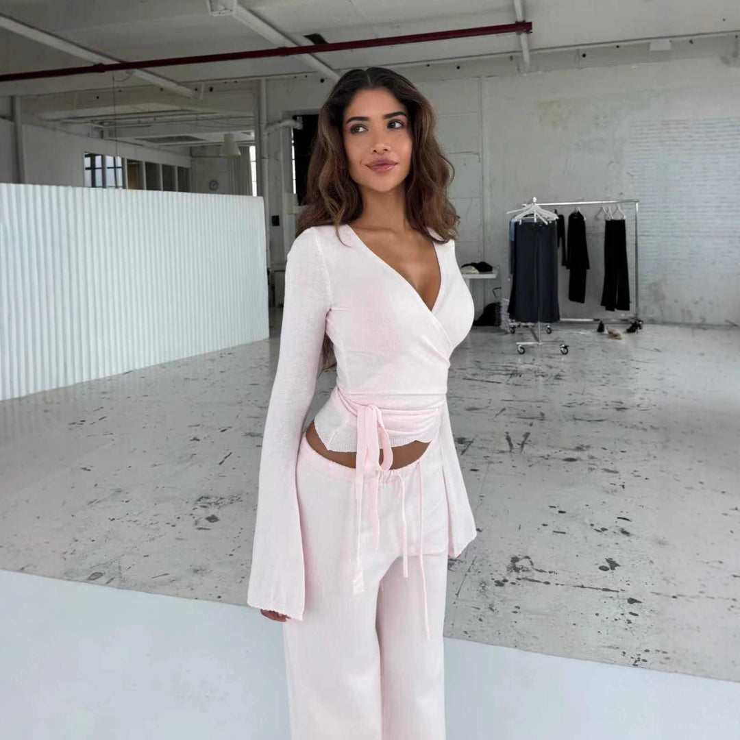 Damen nan Strick-Wickeloberteil mit Bindegürtel und Trompetenärmeln sowie taillenhoher weitgeschnittener Strickhose Drune