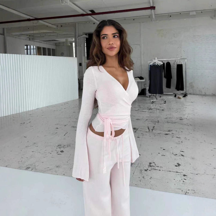 Damen nan Strick-Wickeloberteil mit Bindegürtel und Trompetenärmeln sowie taillenhoher weitgeschnittener Strickhose Drune