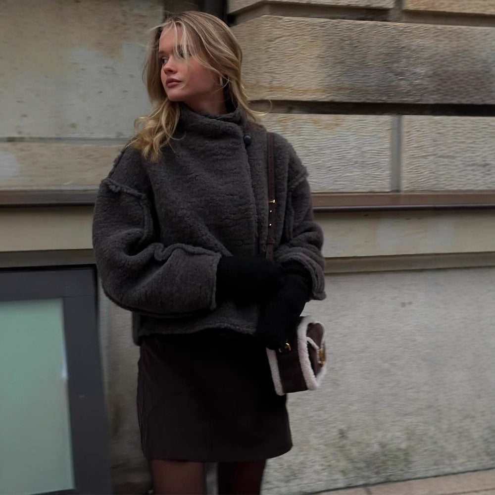 Damen Kurz geschnittener Teddy‑Fauxfur‑Blouson mit hohem Stehkragen und kastiger Silhouette Drune