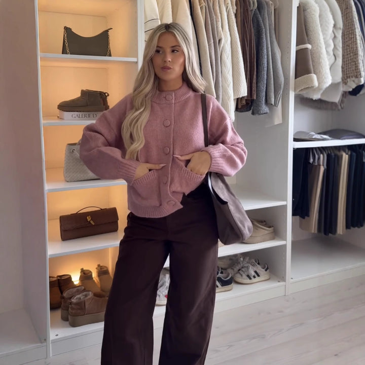 Damen 200+ Oversize Strickcardigan mit Rundhalsausschnitt, bezogenen Knöpfen und aufgesetzten Taschen Drune