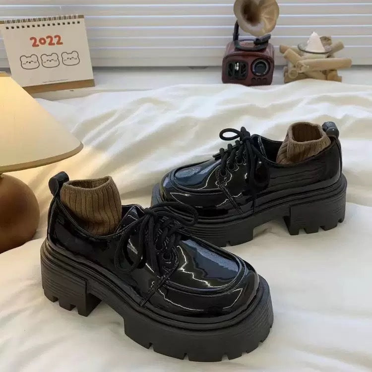 Damen Plateau-Sneaker mit eleganter Lackleder-Optik und kuscheligem Strickkragen Drune