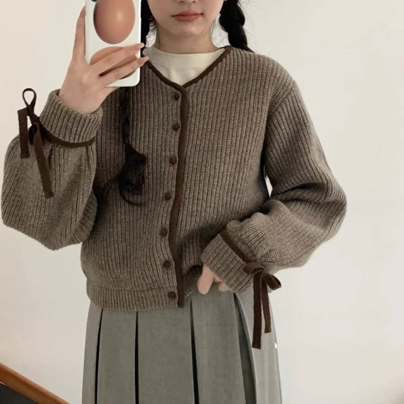 Damen Strickjacke mit kontrastierenden Ärmelabschlüssen und Knopfleiste Drune
