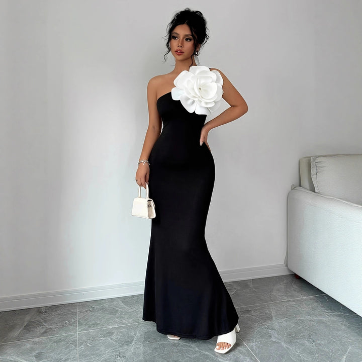 Damen figurbetontes Maxikleid mit asymmetrischem Design und dekorativer Blütenapplikation Drune