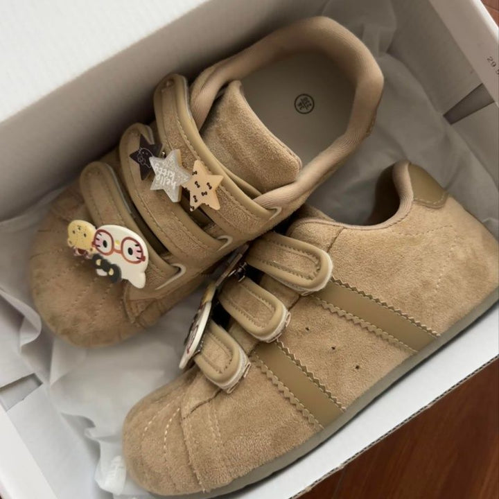 Damen Veloursleder-Sneakers mit praktischen Klettverschlüssen und verspielten Anhängern Drune