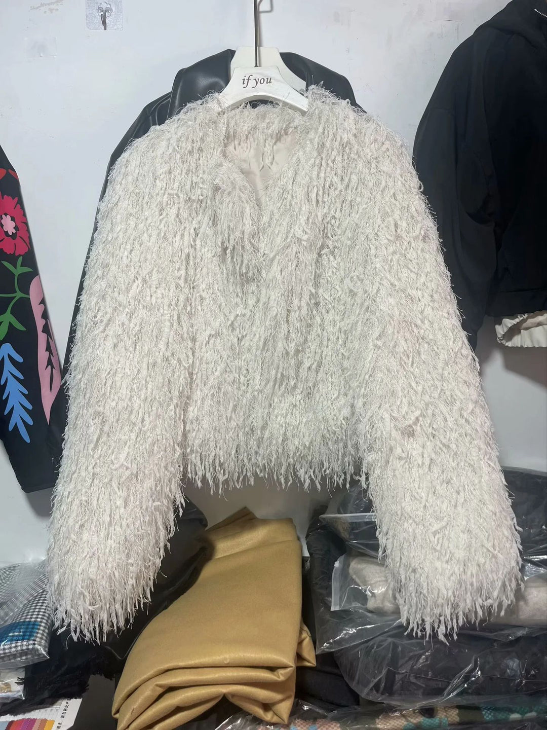 Damen nan kurze Kunstfelljacke mit shaggy Fransenstruktur, weicher Innenfutter und kastigem Cropped-Schnitt Drune